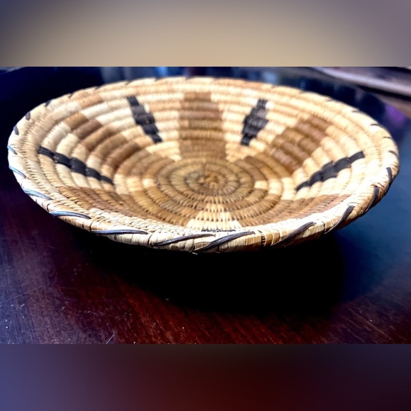 Vintage Handwoven Two Tone Raffia Wicker Basket
Spiral Brown - Picture 3 of 4